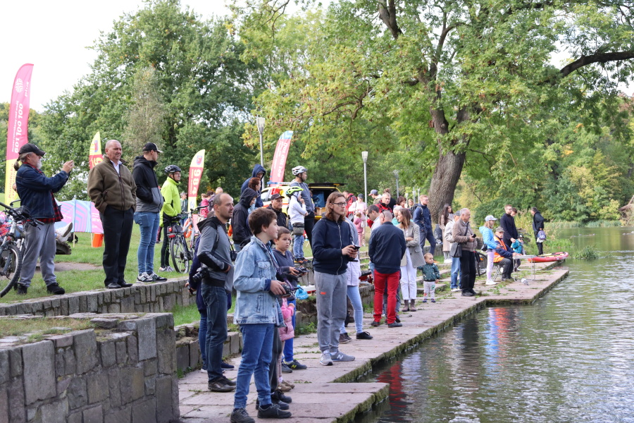 grupa ludzi nad jeziorem