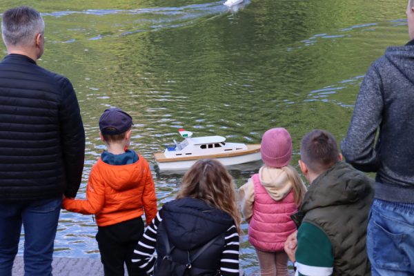 model na wodzie i uczestnicy pokazu