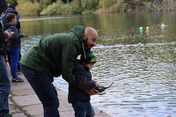 dziecko z ojcem w trakcie pokazu