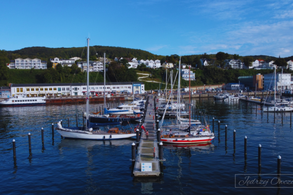 widok z drona na zacumowane jachty