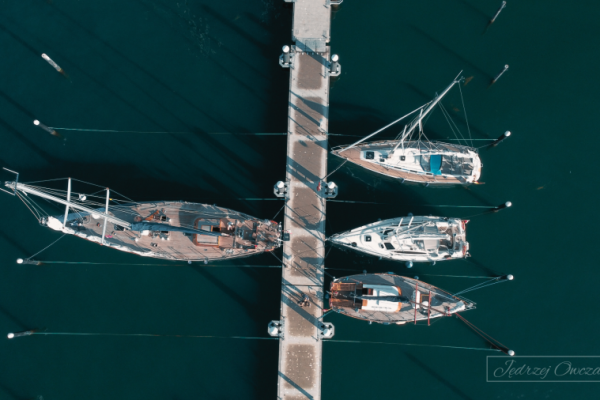 widok z drona na zacumowane jachty