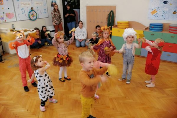 dzieci podczas balu jesieni