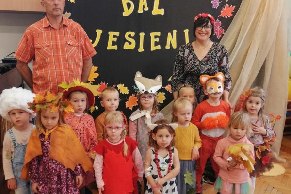 dzieci podczas balu jesieni