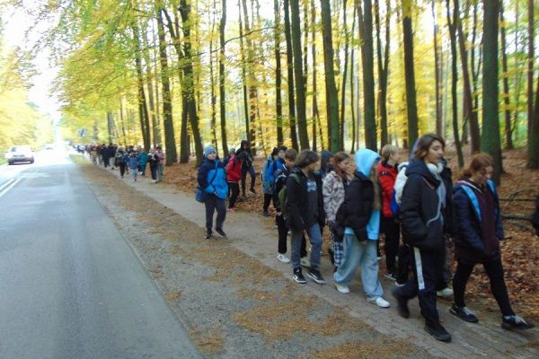 grupa wędruje podczas rajdu