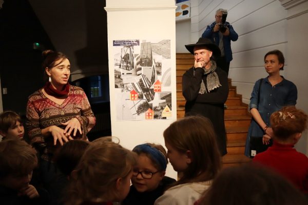 osoby zgromadzone na wernisażu