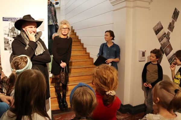 osoby zgromadzone na wernisażu