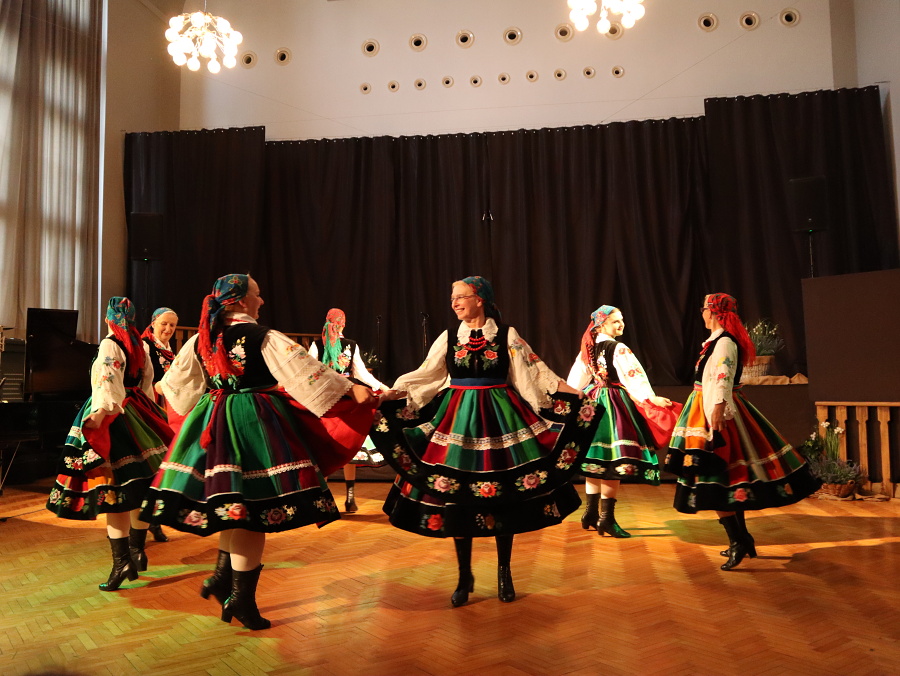 zespół ludowy w strojach w trakcie tańca