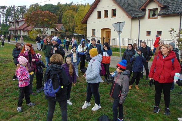 domy w Tanowie, grupa odpoczywa w czasie rajdu
