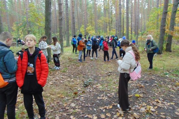 grupa młodzieży z opiekunami w lesie