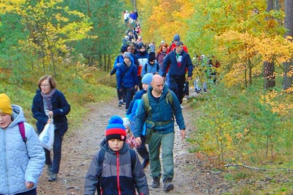 grupa młodzieży z opiekunami w lesie