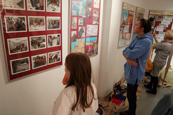 widok sali wystawowej z osobami które oglądają wystawę