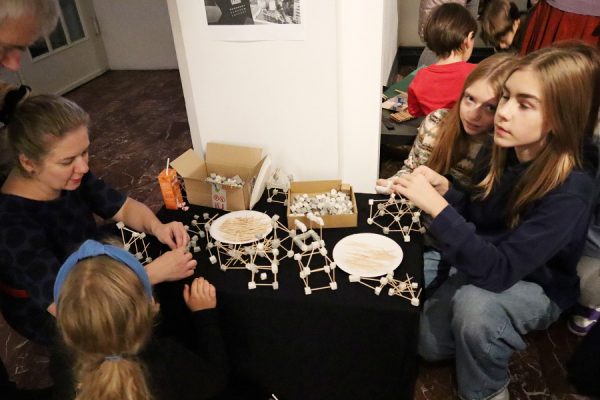 dzieci tworzące kontrukcje przestrzenne