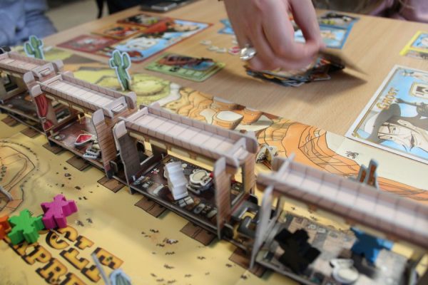 grupa uczestników przy stole podczas gry