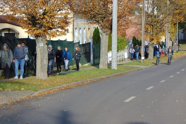 grupa ludzi wędruje