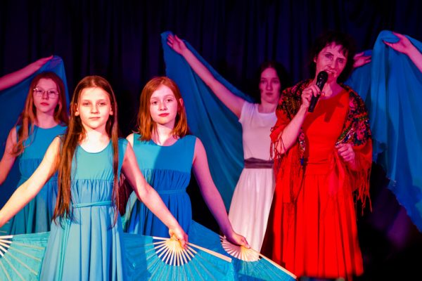 dziewczęta w strojach etnicznych