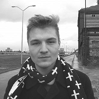 zdjęcie mężczyzny, w tle ulica