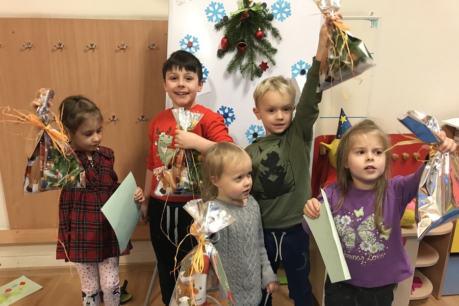 dzieci trzymające prezenty w dłoniach