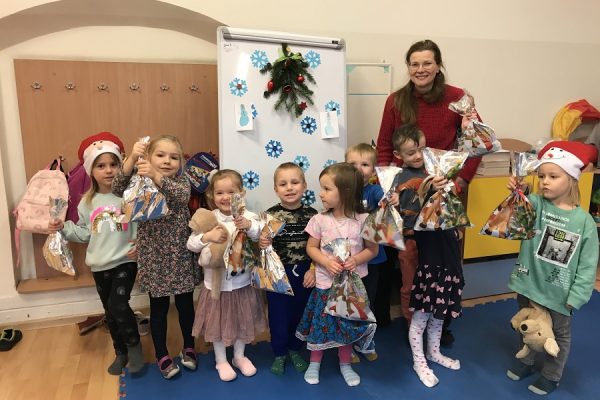 dzieci trzymające prezenty w dłoniach