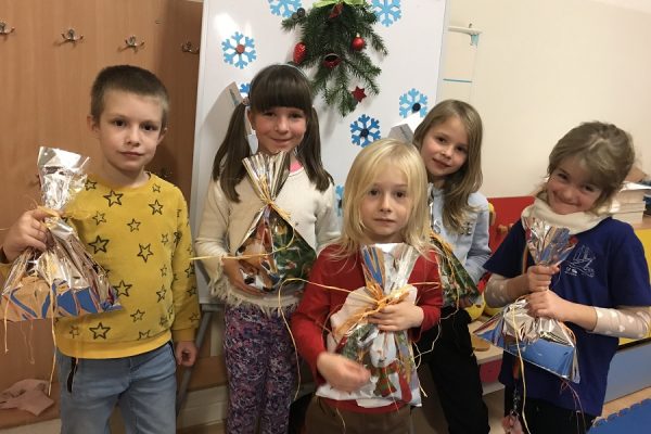 dzieci trzymające prezenty w dłoniach