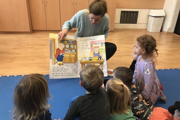 dzieci w trakcie zajęć słuchają opowieści