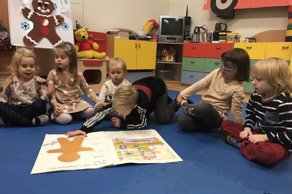 dzieci w trakcie zajęć pracują z książką