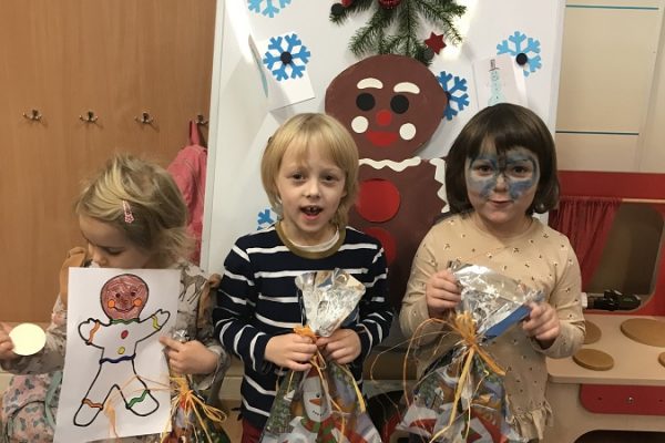 dzieci trzymające prezenty w dłoniach