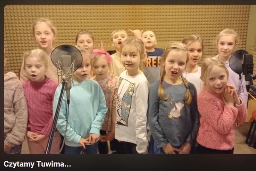 grupa dzieci w studiu nagrań