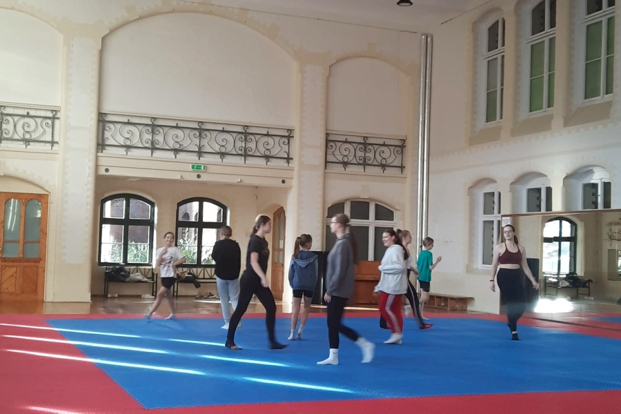 grupa dziewcząt na macie gimnastycznej