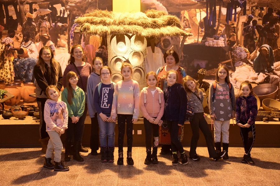 grupa dzieci pozuje do zdjęcia z nauczycielkami podczas wystawy