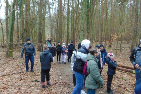 grupa turystów na leśnym szlaku