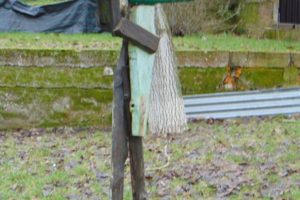 rzeźba z pnia drzewa – ludzik z lornetką