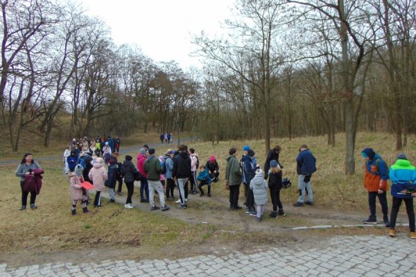 grupa młodzieży wędruje, w tle drzewa