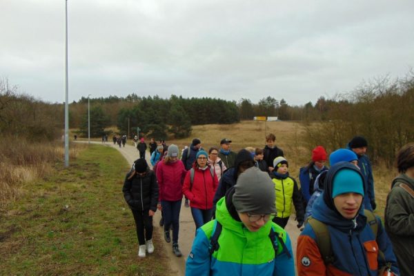 grupa młodzieży wędruje, w tlelas