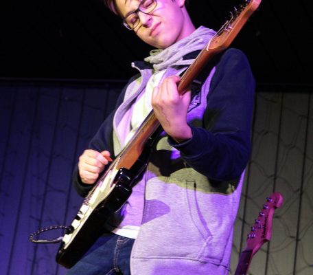 chłopak trzymajacy gitarę