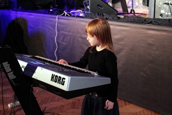 dziewczynka gra na keyboardzie