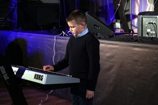 chłopiec gra na keyboardzie