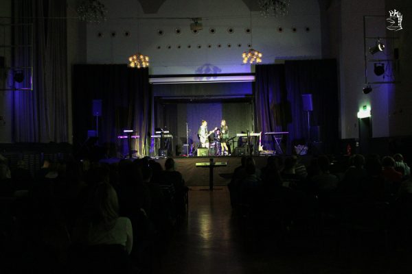 aula w tle scena i publiczność