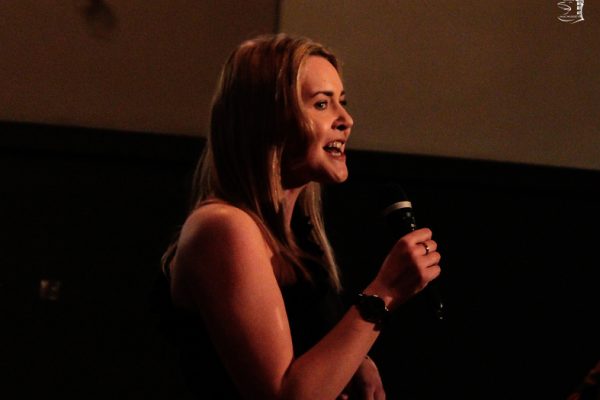 młoda kobieta z mikrofonem