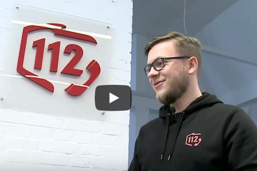 mezczyzna w tle numer 112