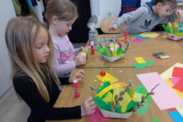 uczestnicy zajęć podczas robienia stroików wielkanocnych