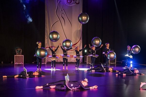 grupa tancerek na scenie