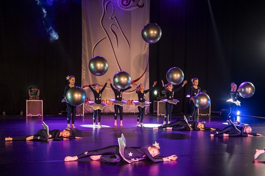 grupa tancerek na scenie