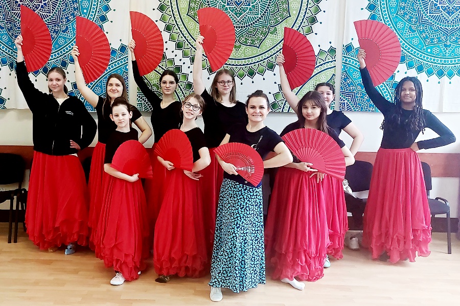 dziewczęta z wachlarzami w strojach flamenco