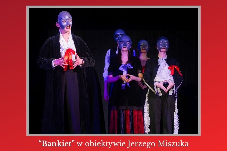 młodzież na scenie w maskach