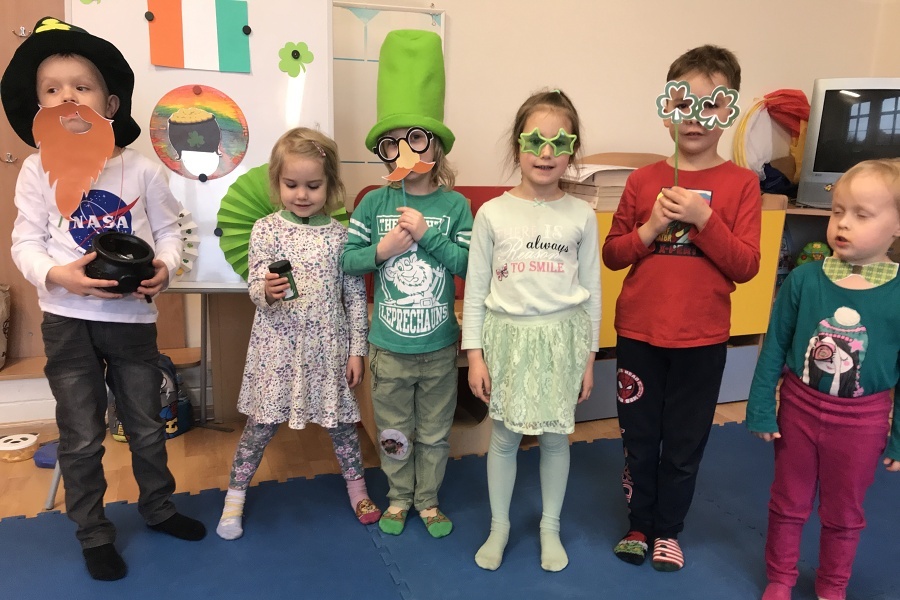 grupa przedszkolaków pozuje do zdjęcia