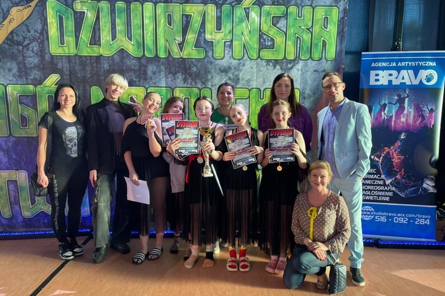 dziewczęta wraz z nauczycielką pozują do zdjęcia