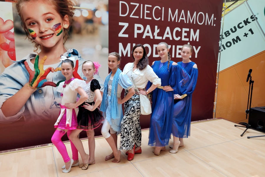 dziewczęta pozują do zdjęcia z nauczycielką