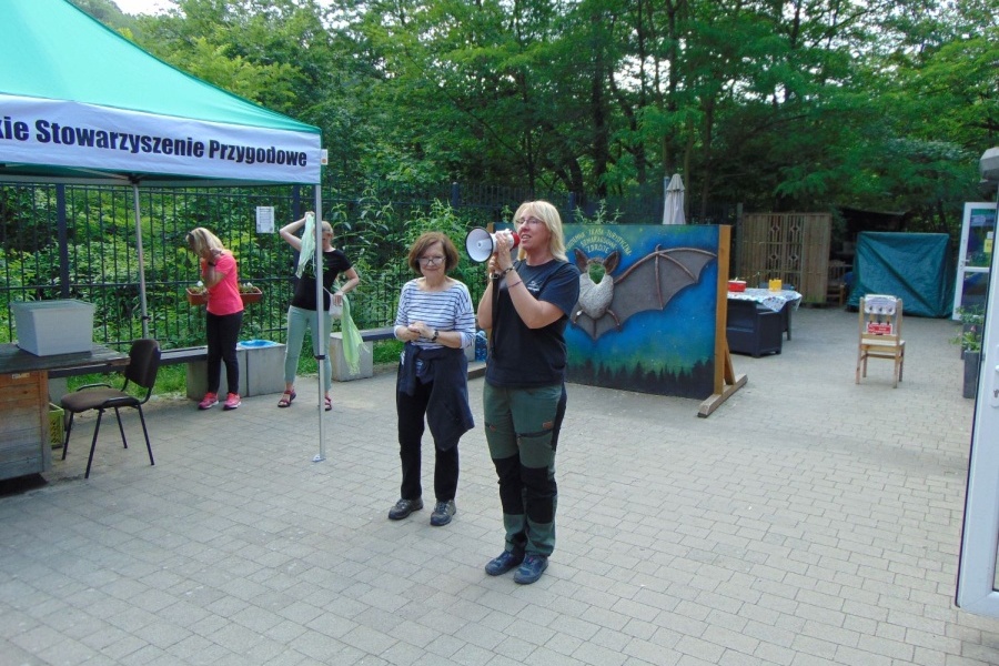 dwie kobiety, jedna z megafonem