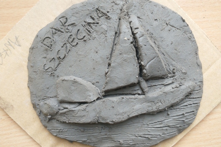 praca gliniana przedstawiająca Dar Szczecina