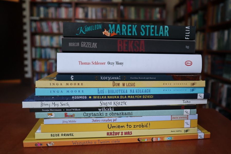 stos ksiązek zakupionych do biblioteki